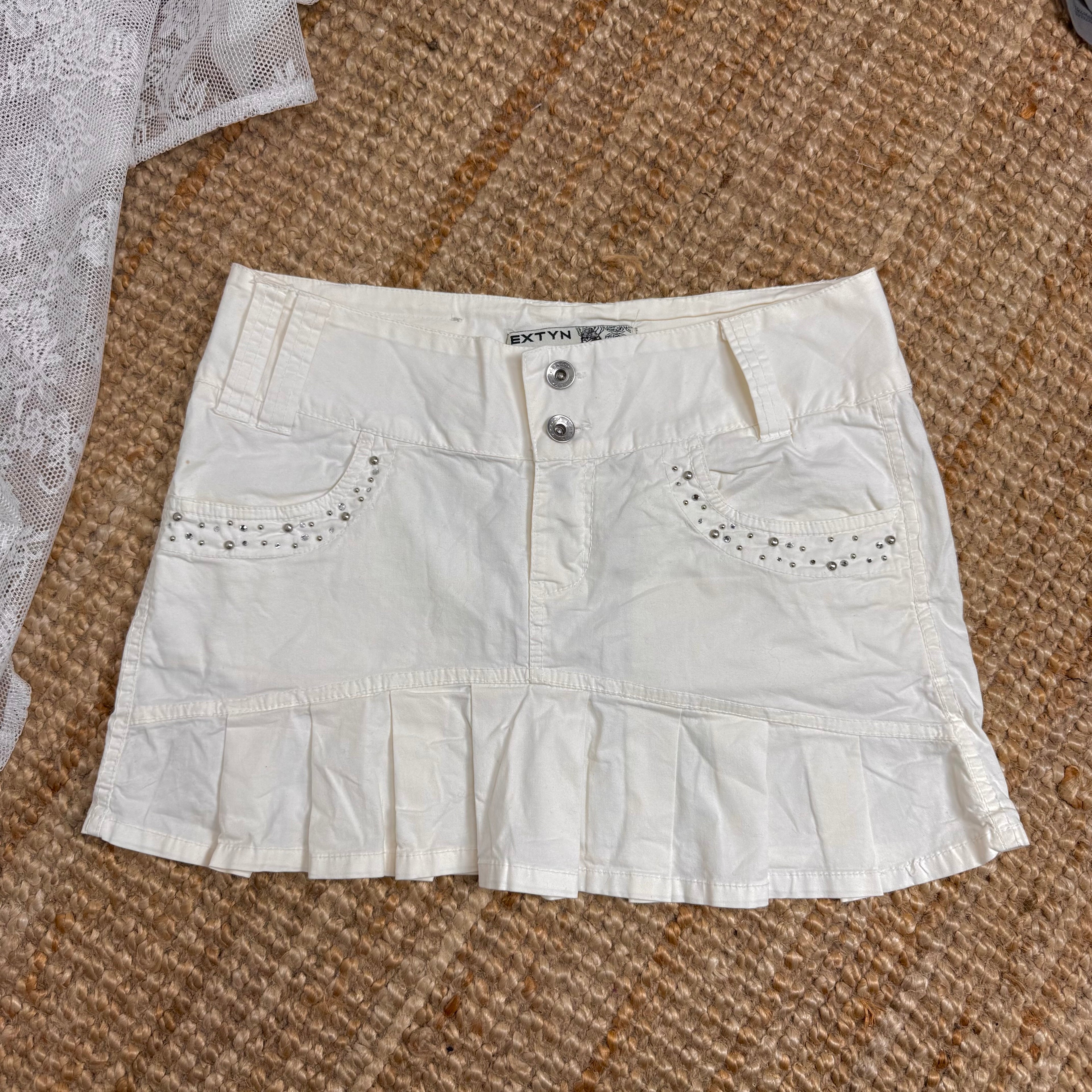 White pleated gel low waisted mini skirt
