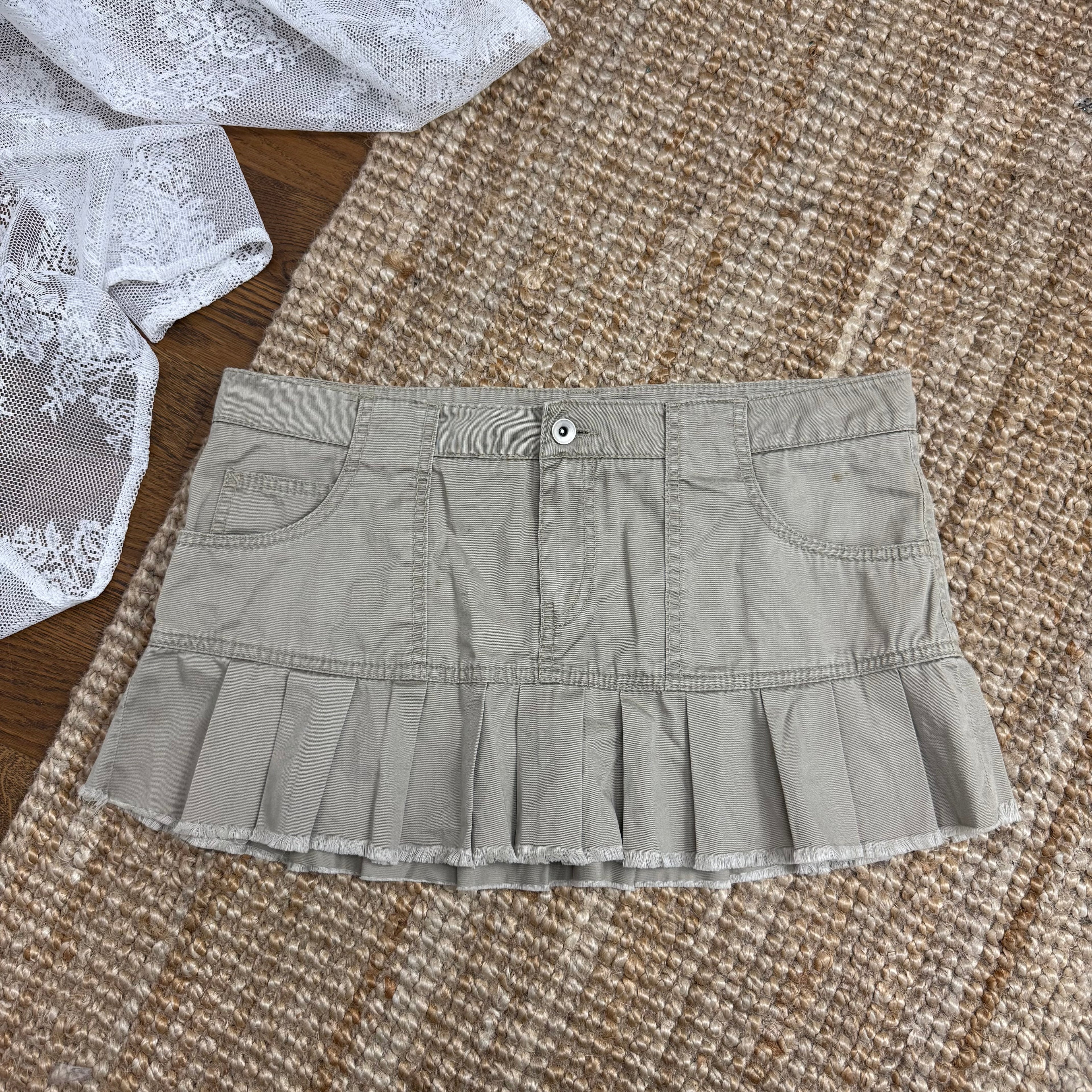 Beige pleated 2000s vintage skirt
