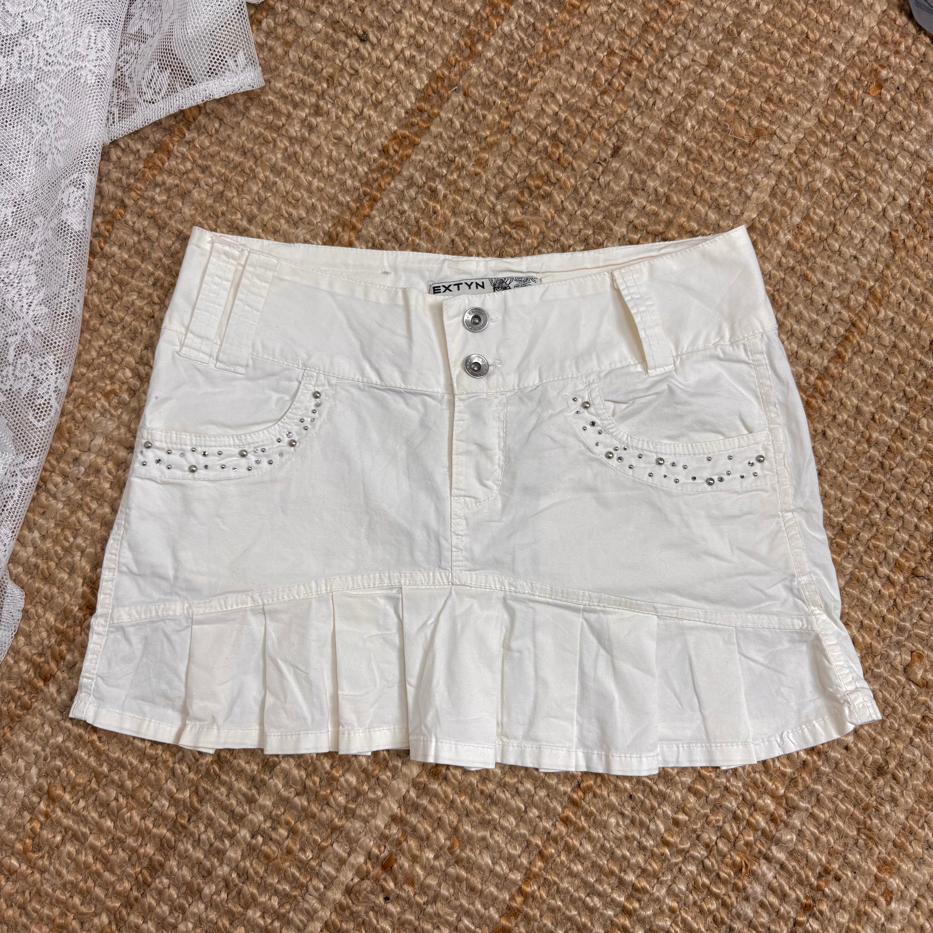 White pleated gel low waisted mini skirt