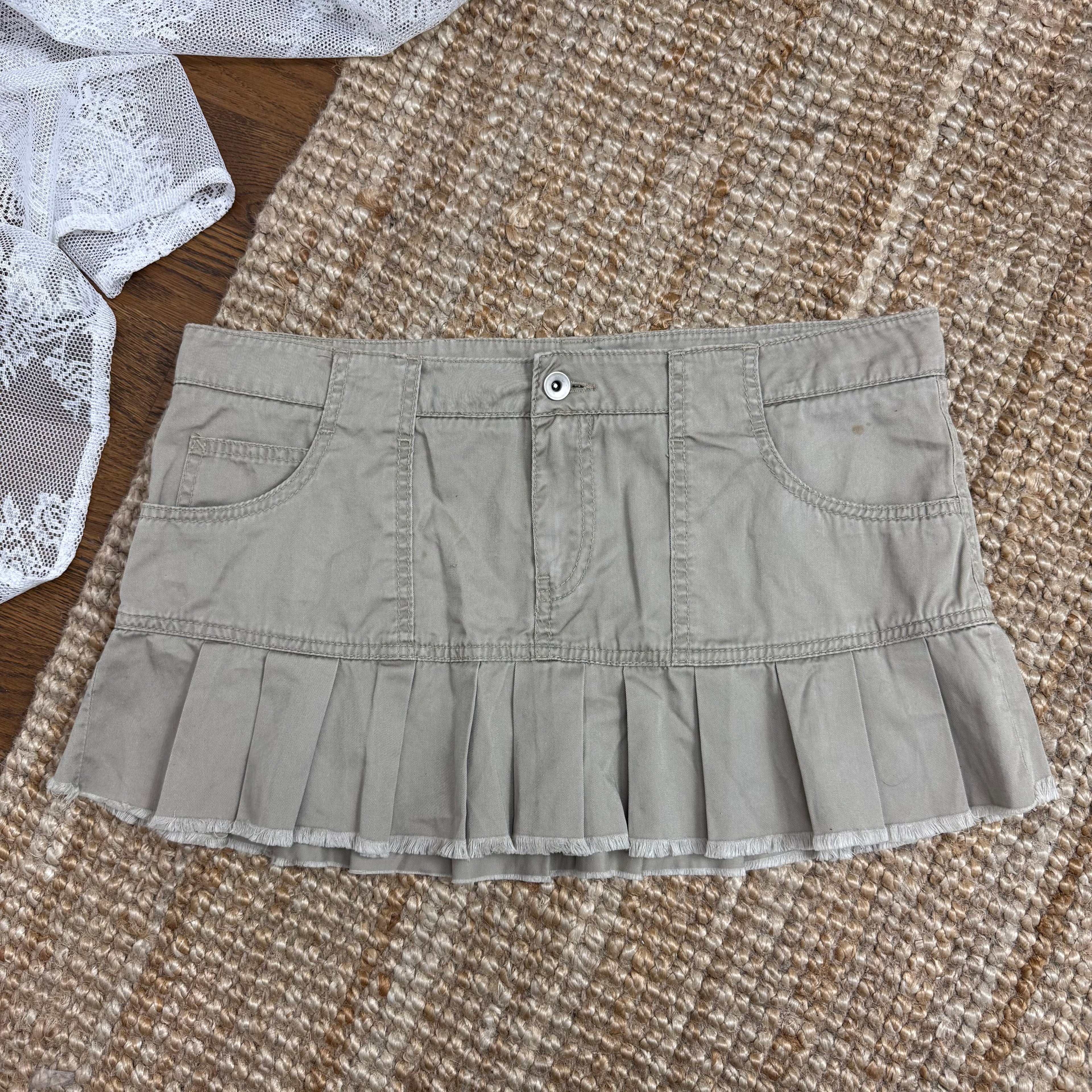 Beige pleated 2000s vintage skirt