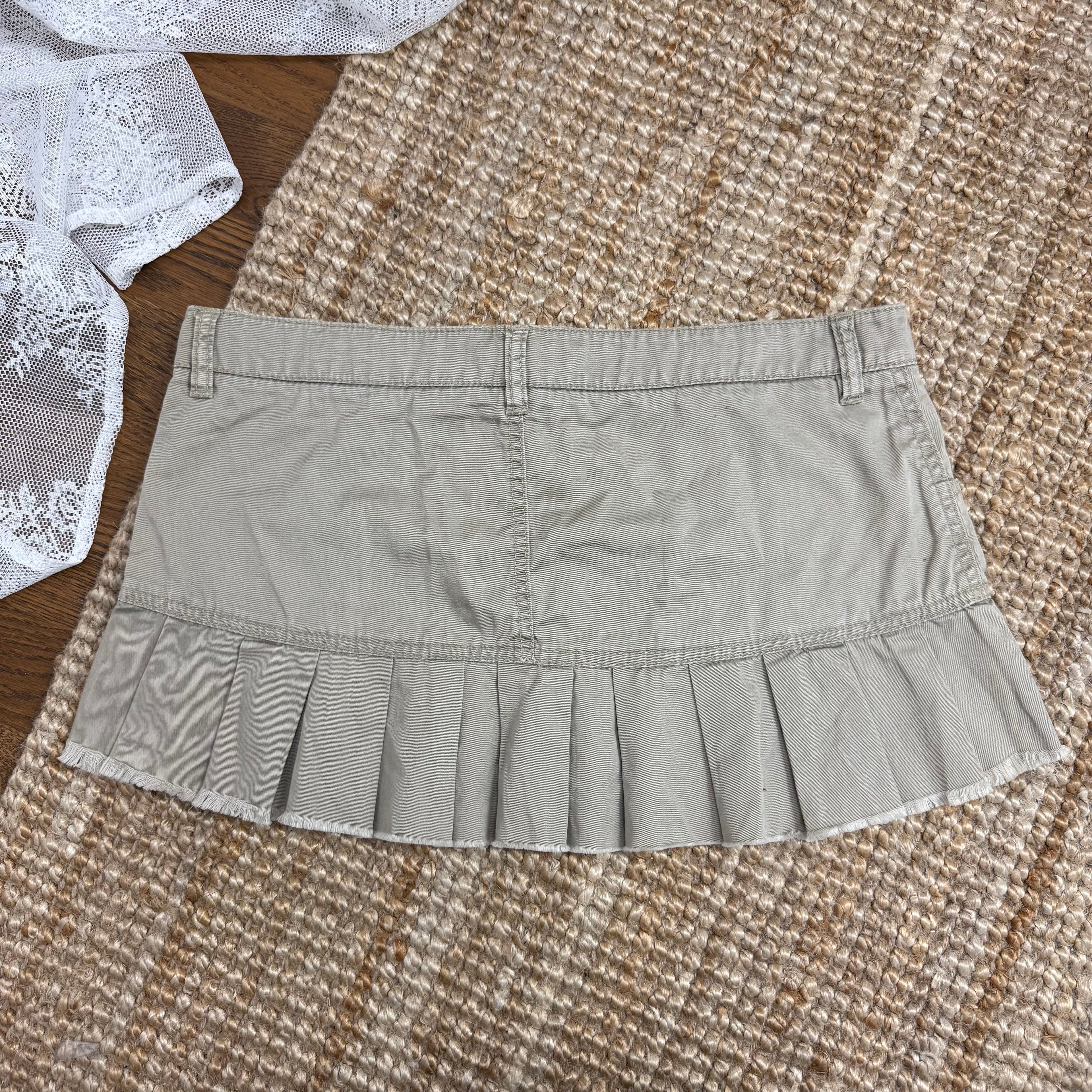 Beige pleated 2000s vintage skirt