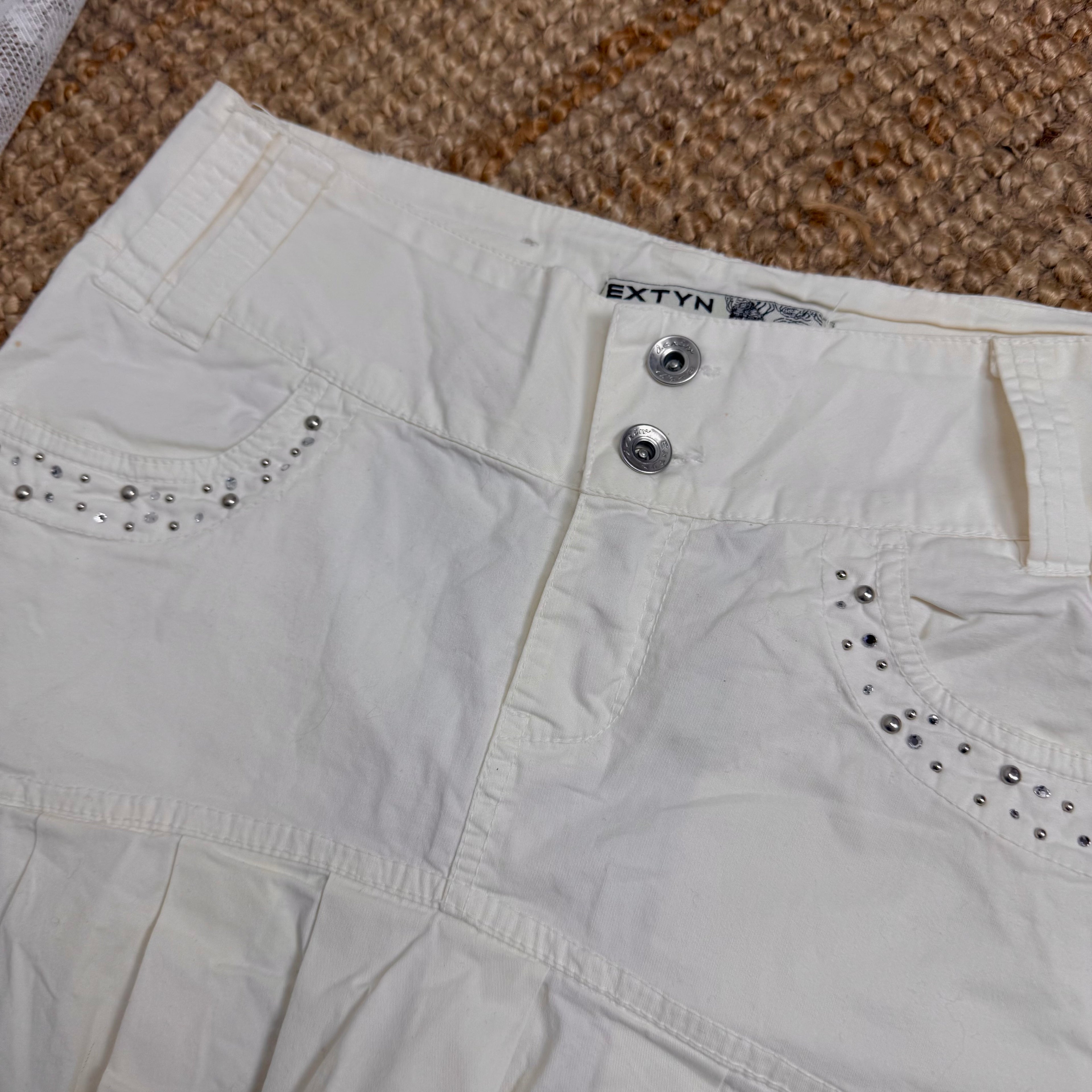 White pleated gel low waisted mini skirt